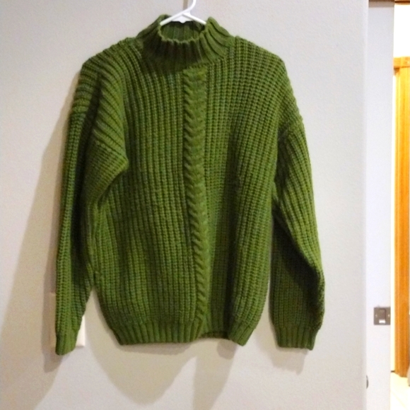 Sweaters - Cucamonga Women's Sweater Size Medium and Color Green 💚.